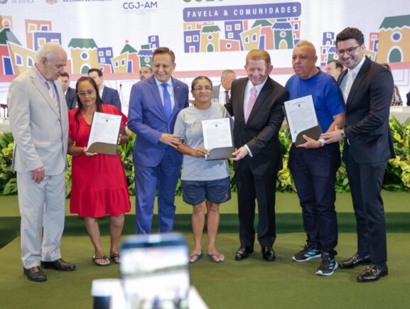 Governo do Amazonas entrega títulos definitivos durante abertura da Semana Solo Seguro no…