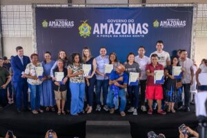 Governador Roberto Cidade entrega mais de 400 títulos definitivos para famílias da zona N…