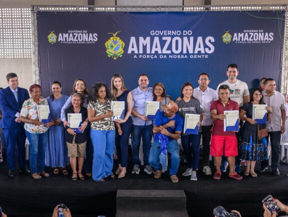 Governador Roberto Cidade entrega mais de 400 títulos definitivos para famílias da zona N…
