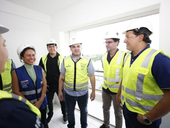 Governador Roberto Cidade vistoria avanço das obras do Residencial Novo Aleixo, na zona n…