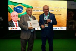 Vice-governador Serafim Corrêa recebe medalha internacional durante a TranspoAmazônia 2026