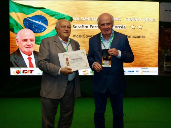 Vice-governador Serafim Corrêa recebe medalha internacional durante a TranspoAmazônia 2026