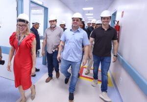 Imagem da notícia - Governador Roberto Cidade acompanha cirurgia telemonitorada e vistoria obras do Hospital Francisca Mendes